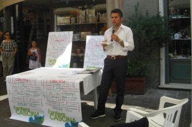 Cipolli mentre presenta la sua candidatura    