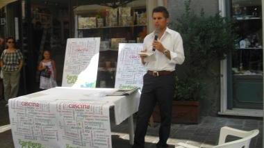 Cipolli mentre presenta la sua candidatura