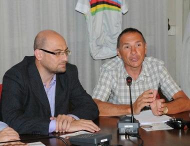 Il sindaco Millozzi e il presidente del comitato organizzatore alla presentazione nella sala consiliare di Pontedera   