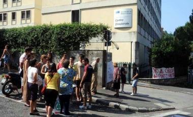 La protesta davanti alla sede Asl di Carrara contro la chiusura del punto nascita di Pontremoli 