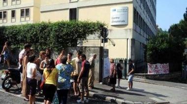 La protesta davanti alla sede Asl di Carrara contro la chiusura del punto nascita di Pontremoli