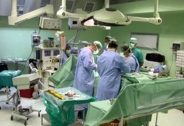 Una sala operatoria durante un intervento chirurgico 
