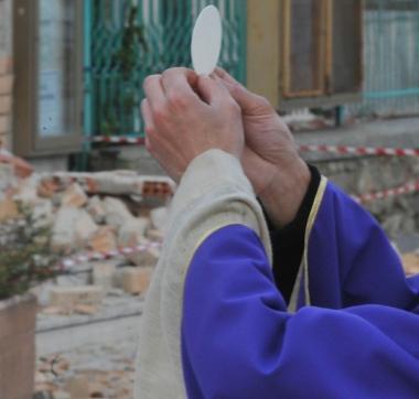 A destra, la parrocchia di San Donato da cui don Cristoforo fu allontanato. Sotto, il vescovo di San Miniato mons. Fausto Tardelli 