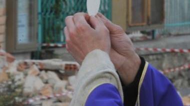 A destra, la parrocchia di San Donato da cui don Cristoforo fu allontanato. Sotto, il vescovo di San Miniato mons. Fausto Tardelli