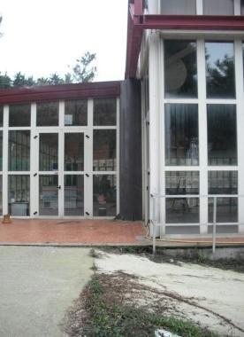 Lesterno delledificio che accoglie la piscina di Larderello       