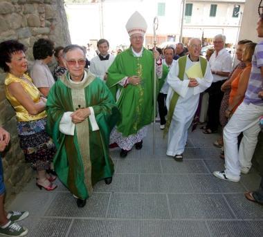 Don Giancarlo Mascheretti e monsignor Mansueto Bianchi allarrivo a Vitolini e poi in chiesa 