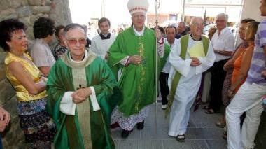 Don Giancarlo Mascheretti e monsignor Mansueto Bianchi all’arrivo a Vitolini e poi in chiesa