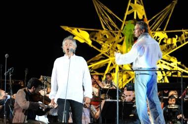 Il tenore Andrea Bocelli durante la prova generale del Teatro del Silenzio ieri sera a Lajatico; sopra Desiree Rancatore 