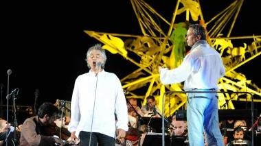 Il tenore Andrea Bocelli durante la prova generale del Teatro del Silenzio ieri sera a Lajatico; sopra Desiree Rancatore