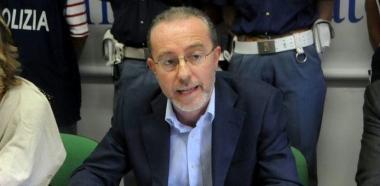 A destra il sostituto procuratore Federico Manotti, ha coordinato lindagine sul tecnico dellAsl che si faceva pagare per chiudere un occhio nei controlli; larresto &egrave; stato fatto dai carabinieri 