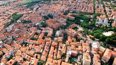 Panoramica del centro: sembra ripartita la corsa del mattone