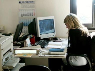 Impiegata al lavoro in Comune a Rosignano