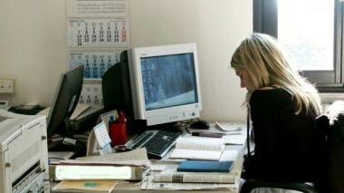 Impiegata al lavoro in Comune a Rosignano