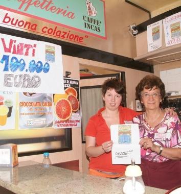 Le titolari del bar con il biglietto