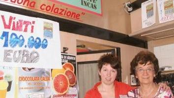 Le titolari del bar con il biglietto