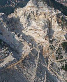 Due scorci delle cave e il dottor Gino Angelo Lattanzi, carrarese, della Cna Liguria