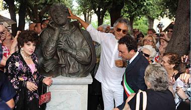 Gina Lollobrigida scolpisce una statua per Bocelli