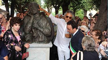 Gina Lollobrigida scolpisce una statua per Bocelli