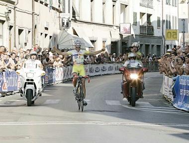 Larrivo a braccia alzate di Matteo Draperi, vincitore delledizione 2009 