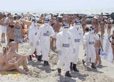 I fantomatici uomini del Ris sulla spiaggia 