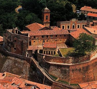 Una veduta del castello dei Vicari a Lari 