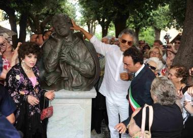 Linaugurazione della statua nel parco della Rimembranza a Lajatico 
