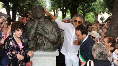 L’inaugurazione della statua nel parco della Rimembranza a Lajatico