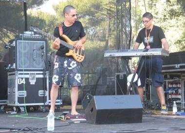 Sopra: il reggae di Krikka. A destra: lo show della band cinese Hanggai 