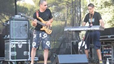Sopra: il reggae di Krikka. A destra: lo show della band cinese Hanggai