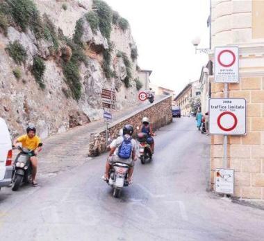 Gli ingressi della zona a traffico limitato su via del Carmine e sulla Calata 