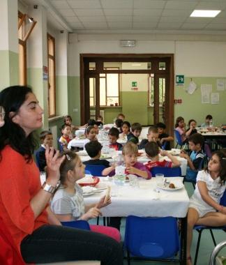 Bambini durante la pausa pranzo nella mensa di una scuola (in una foto di archivio)    