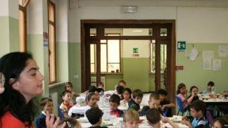 Bambini durante la pausa pranzo nella mensa di una scuola (in una foto di archivio)