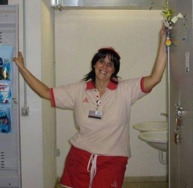 Michela Righi sorridente al lavoro in autogrill