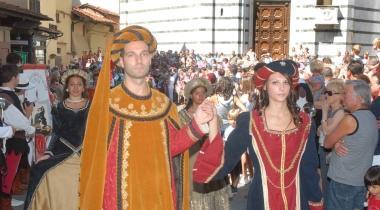 A sinistra larrivo della sfilata in piazza del Duomo 