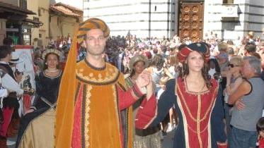 A sinistra l’arrivo della sfilata in piazza del Duomo