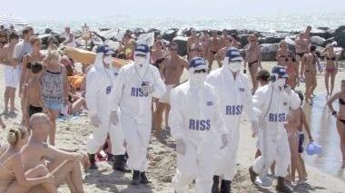 I fantomatici uomini del Ris sulla spiaggia