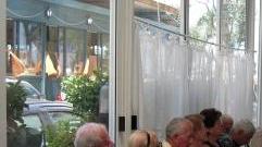Alcuni anziani impegnati in attività ricreative