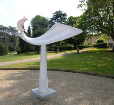 Una delle sculture di marmo nel parco del Tettuccio 