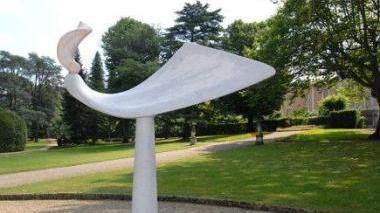 Una delle sculture di marmo nel parco del Tettuccio