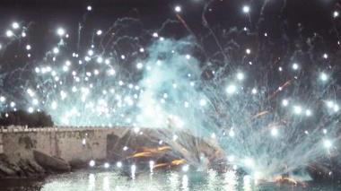 Una folla per i fuochi d'artificio in piazza Bovio