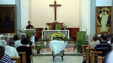 La cerimonia religiosa nella chiesa di Quercianella