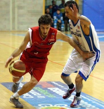Unazione dellultimo derby fra Use e Pallacanestro Mazzanti 