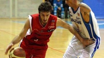 Un’azione dell’ultimo derby fra Use e Pallacanestro Mazzanti