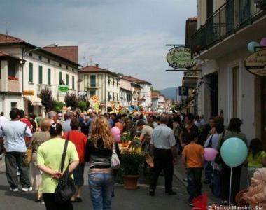 La zona dei negozi a Fornaci di Barga