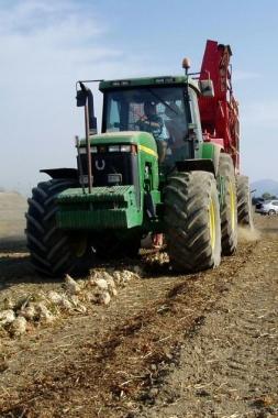 Un trattore agricolo. A destra, guardie forestali durante un controllo 