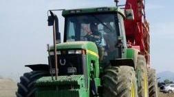 Un trattore agricolo. A destra, guardie forestali durante un controllo