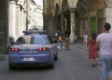 Una pattuglia della polizia in citt&agrave; 