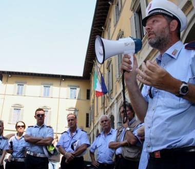 Un momento della protesta dei vigili in piazza del Comune 