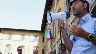 Un momento della protesta dei vigili in piazza del Comune
