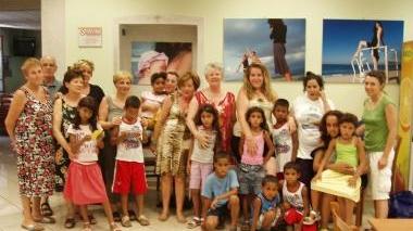 Il gruppo di operatori del circolo Risorti insieme ai bimbi del Saharawi